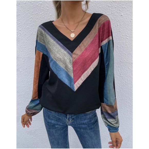 BellanBlue Tops - Black Chevron Print Stripes V neck Oversized Top